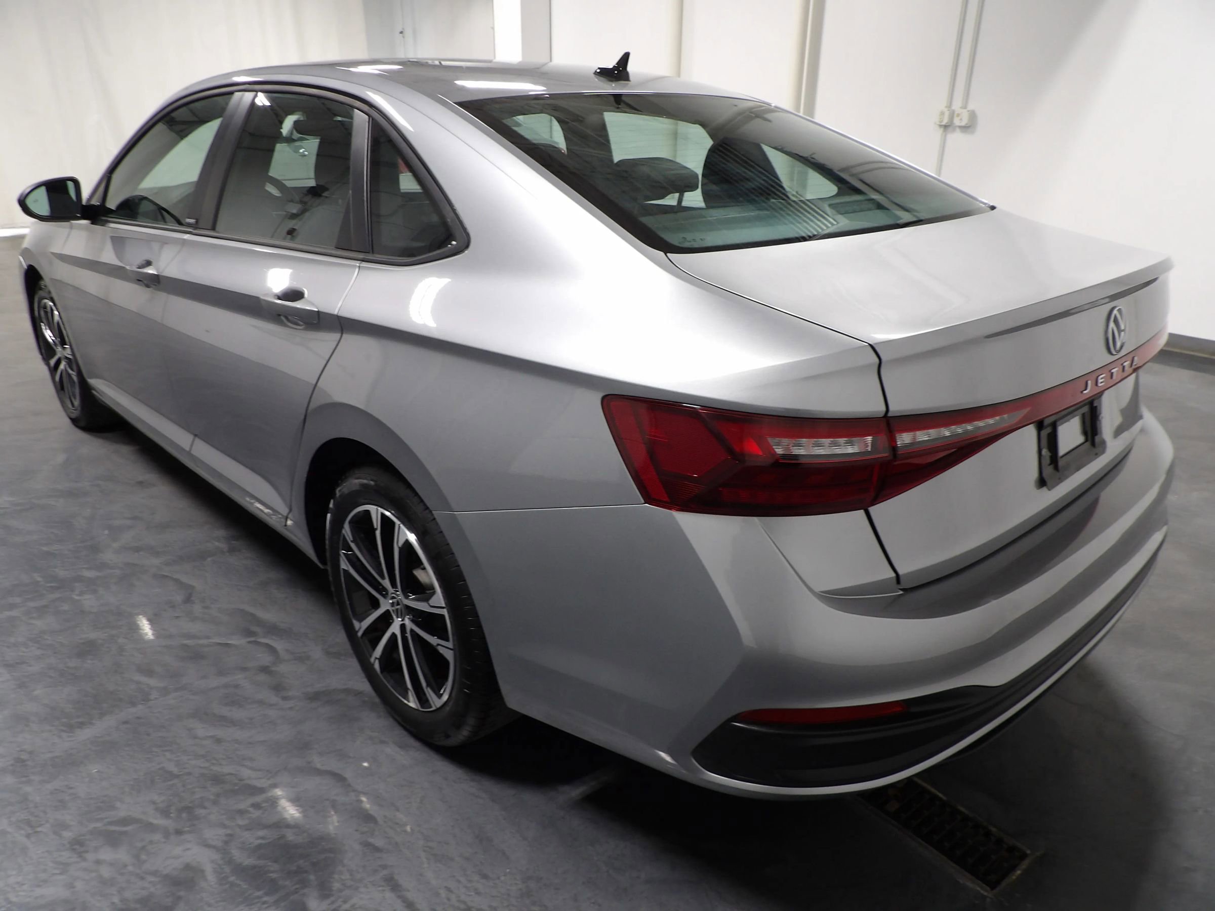 Used 2025 Volkswagen Jetta Sport image 5