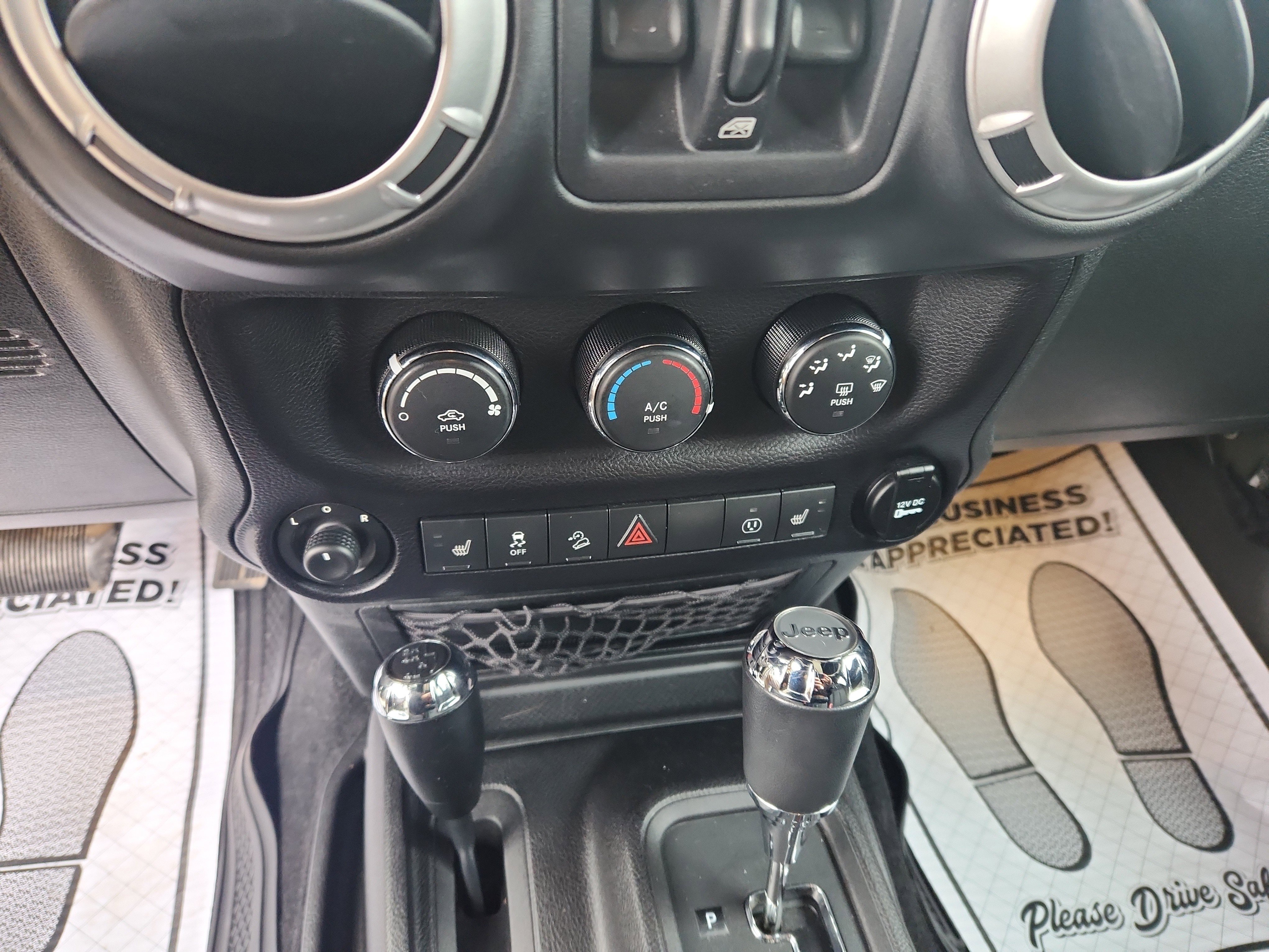 Used 2015 Jeep Wrangler Unlimited Rubicon w/ Connectivity Group image 29