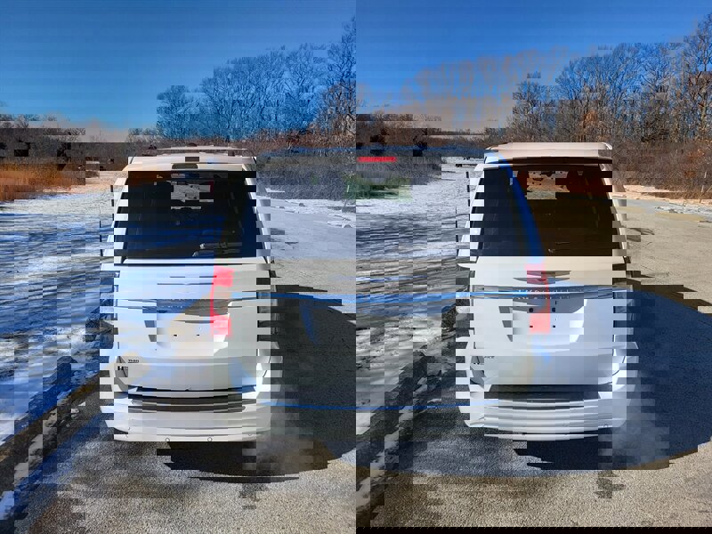 Used 2016 Chrysler Town & Country Touring-L image 8