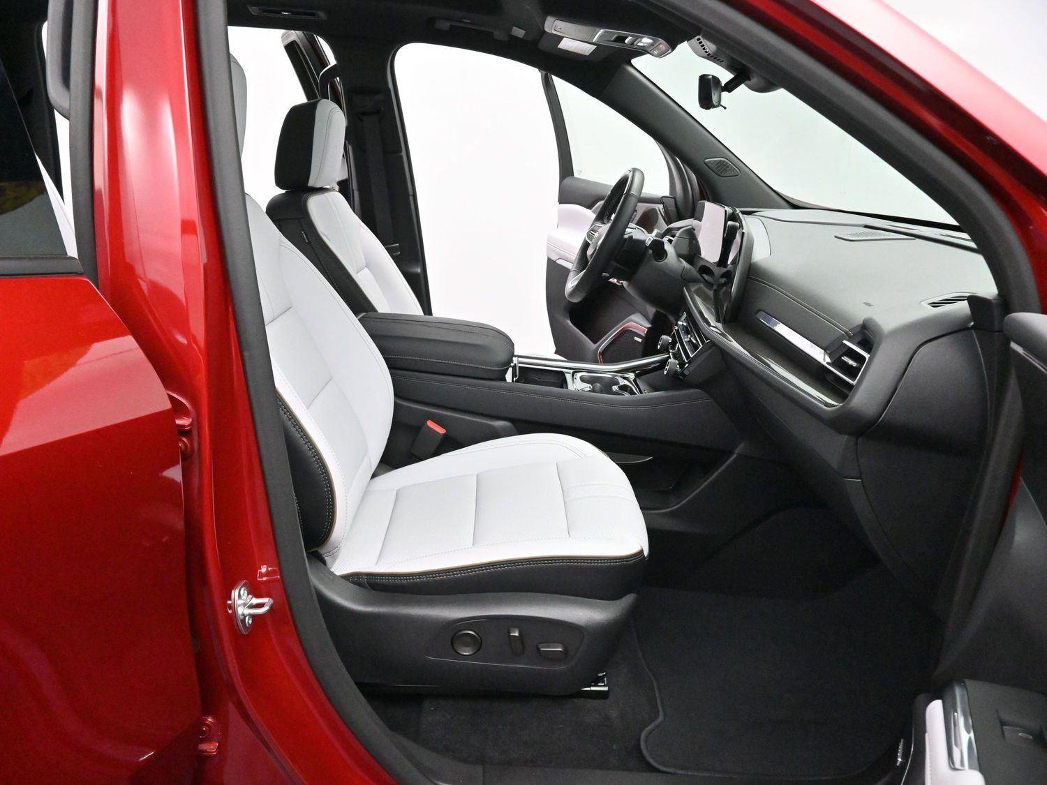 Used 2025 Chevrolet Traverse High Country image 35