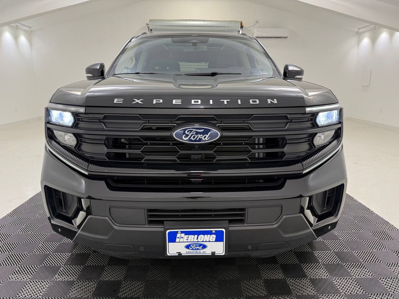 Used 2025 Ford Expedition Active AWD/4WD image 2