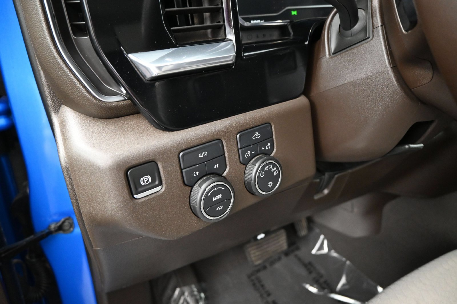 Used 2025 Chevrolet Silverado 1500 LT AWD/4WD image 7