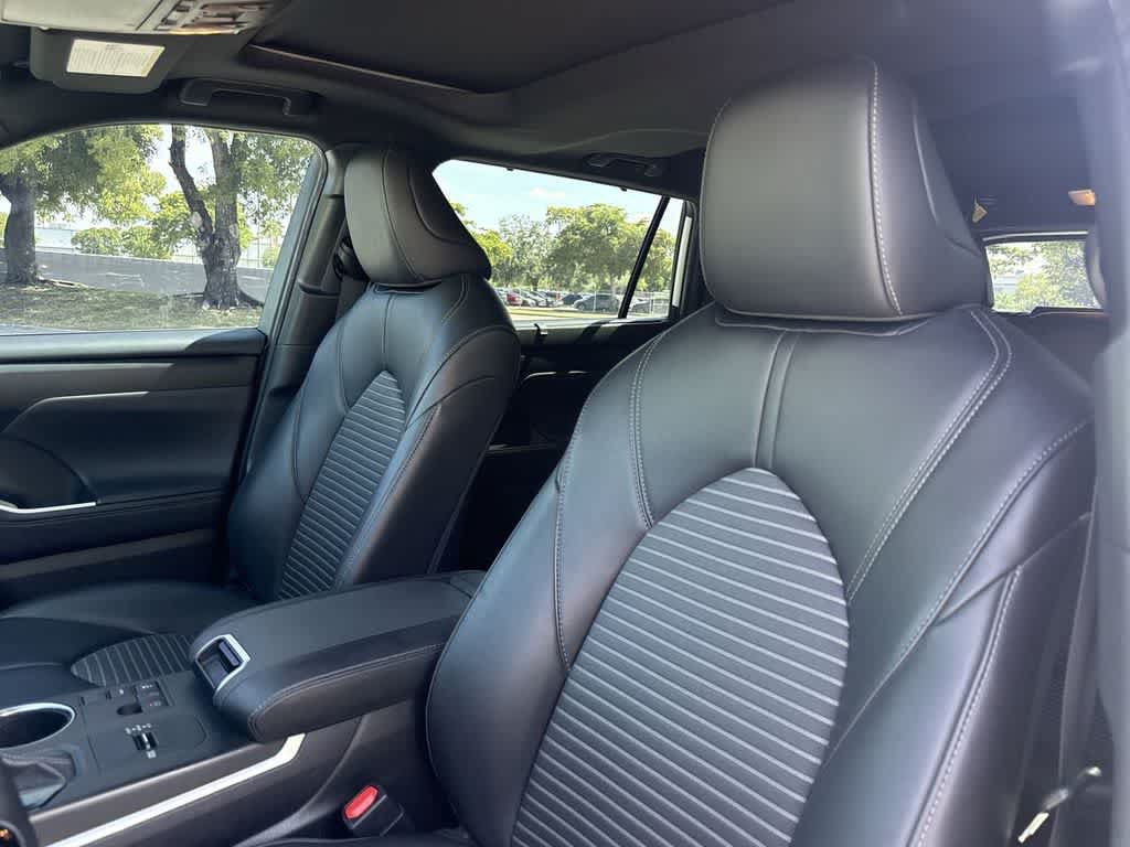 Used 2024 Toyota Highlander XSE FWD image 14