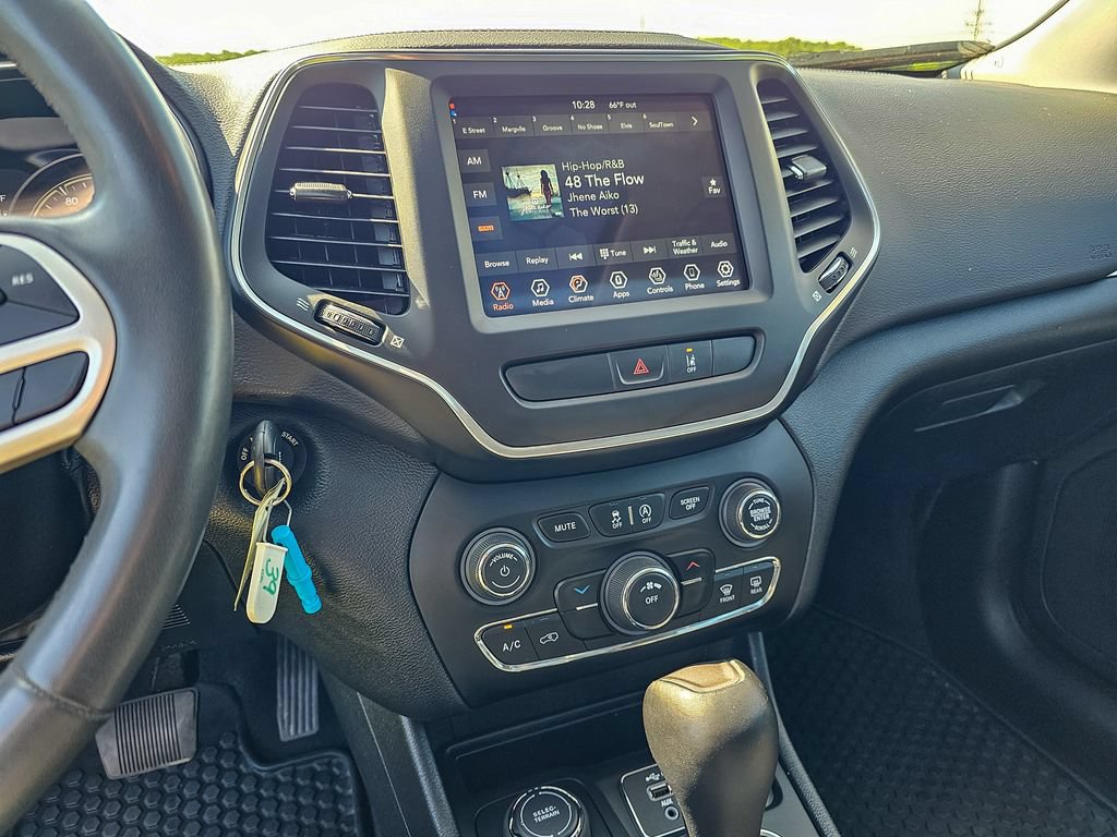 Certified 2022 Jeep Cherokee Latitude w/ Sun & Sound Group AWD/4WD image 22