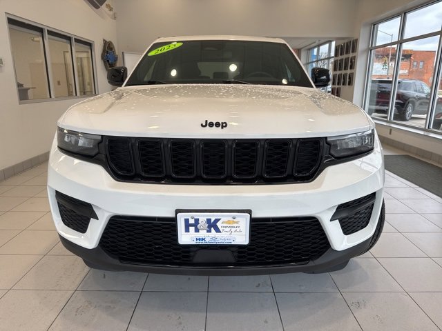 Used 2023 Jeep Grand Cherokee Altitude image 2