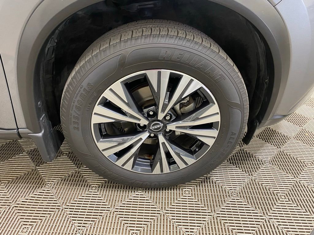 Used 2023 Nissan Rogue SV image 2