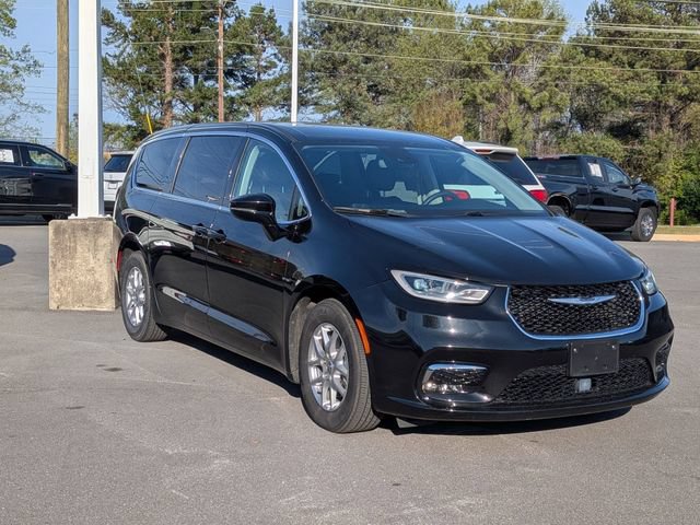 Used 2024 Chrysler Pacifica Touring-L FWD image 2