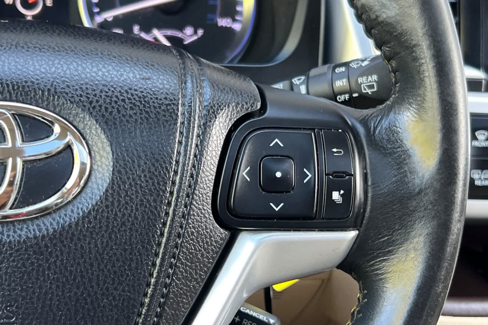 Used 2014 Toyota Highlander XLE FWD image 29