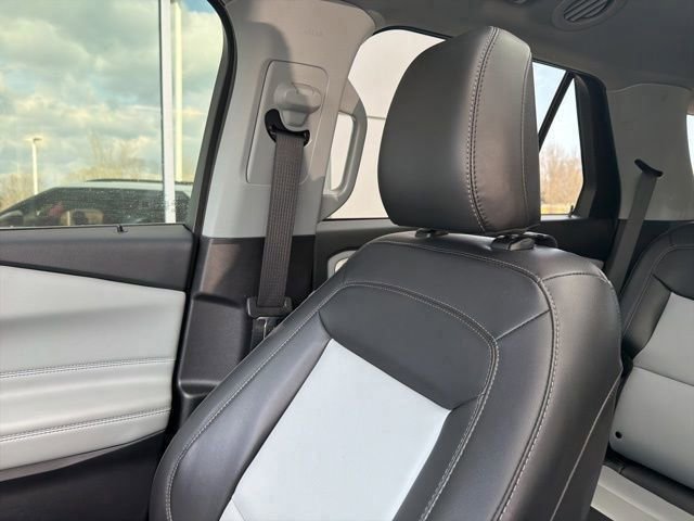 Used 2022 Ford Explorer XLT w/ Equipment Group 202A image 8