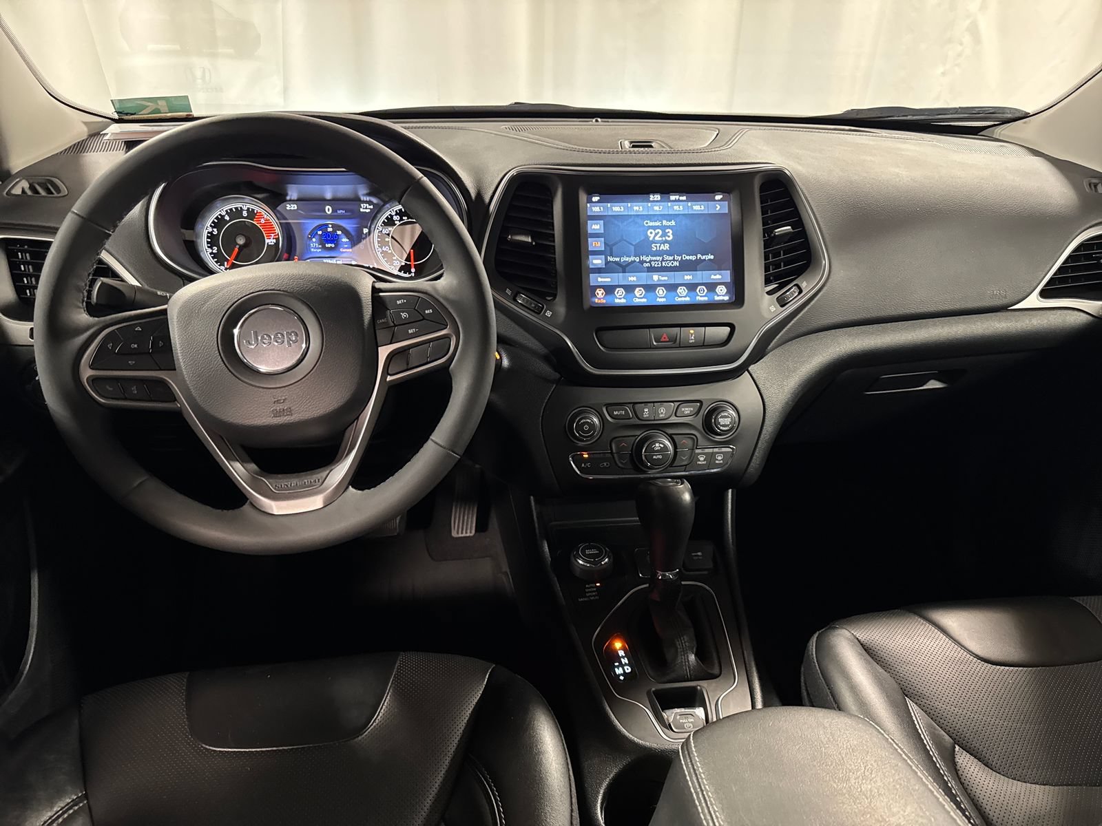 Used 2022 Jeep Cherokee Latitude Lux w/ Mopar Interior Package AWD/4WD image 4