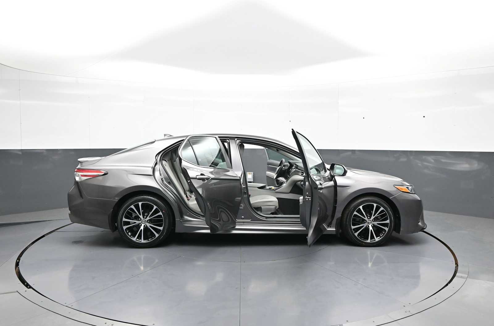 Used 2020 Toyota Camry SE w/ Convenience Package FWD image 46