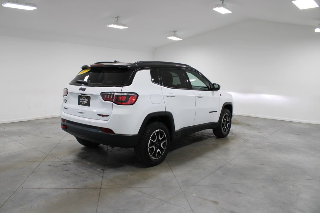 Used 2025 Jeep Compass Trailhawk image 9