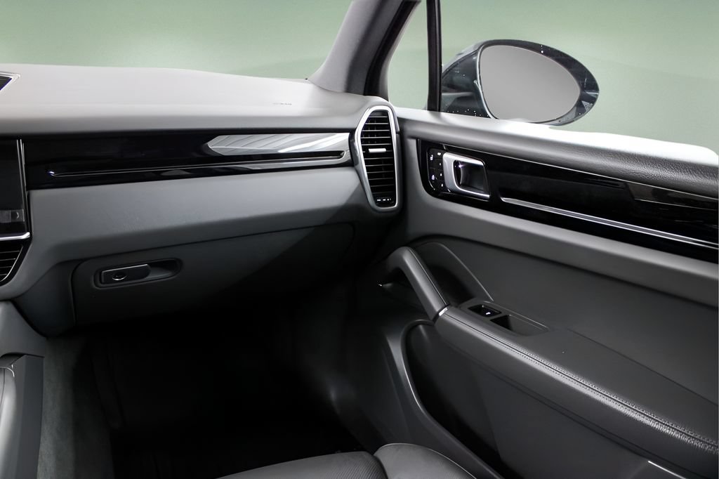 Used 2023 Porsche Cayenne AWD/4WD image 18