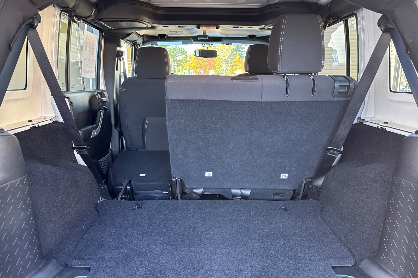 Used 2015 Jeep Wrangler Unlimited Sahara w/ Connectivity Group AWD/4WD image 15