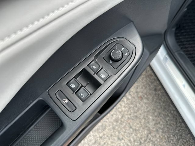 Certified 2025 Volkswagen Taos SE w/ Panoramic Sunroof Package AWD/4WD image 12