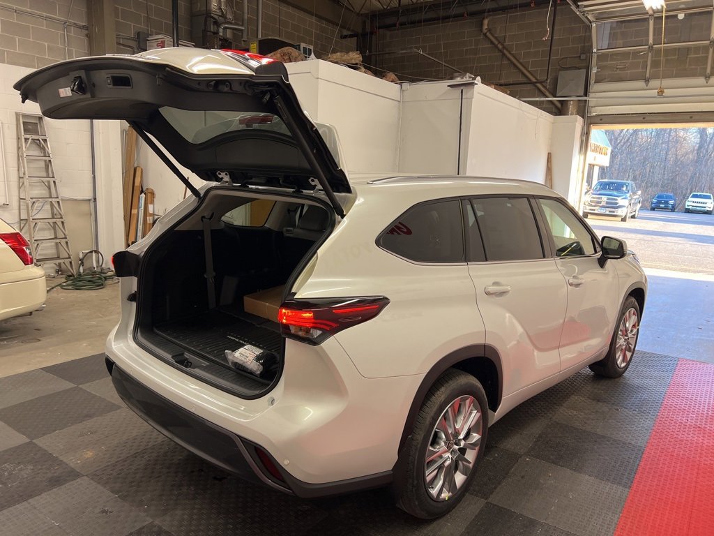 New 2026 Toyota Highlander Limited image 9