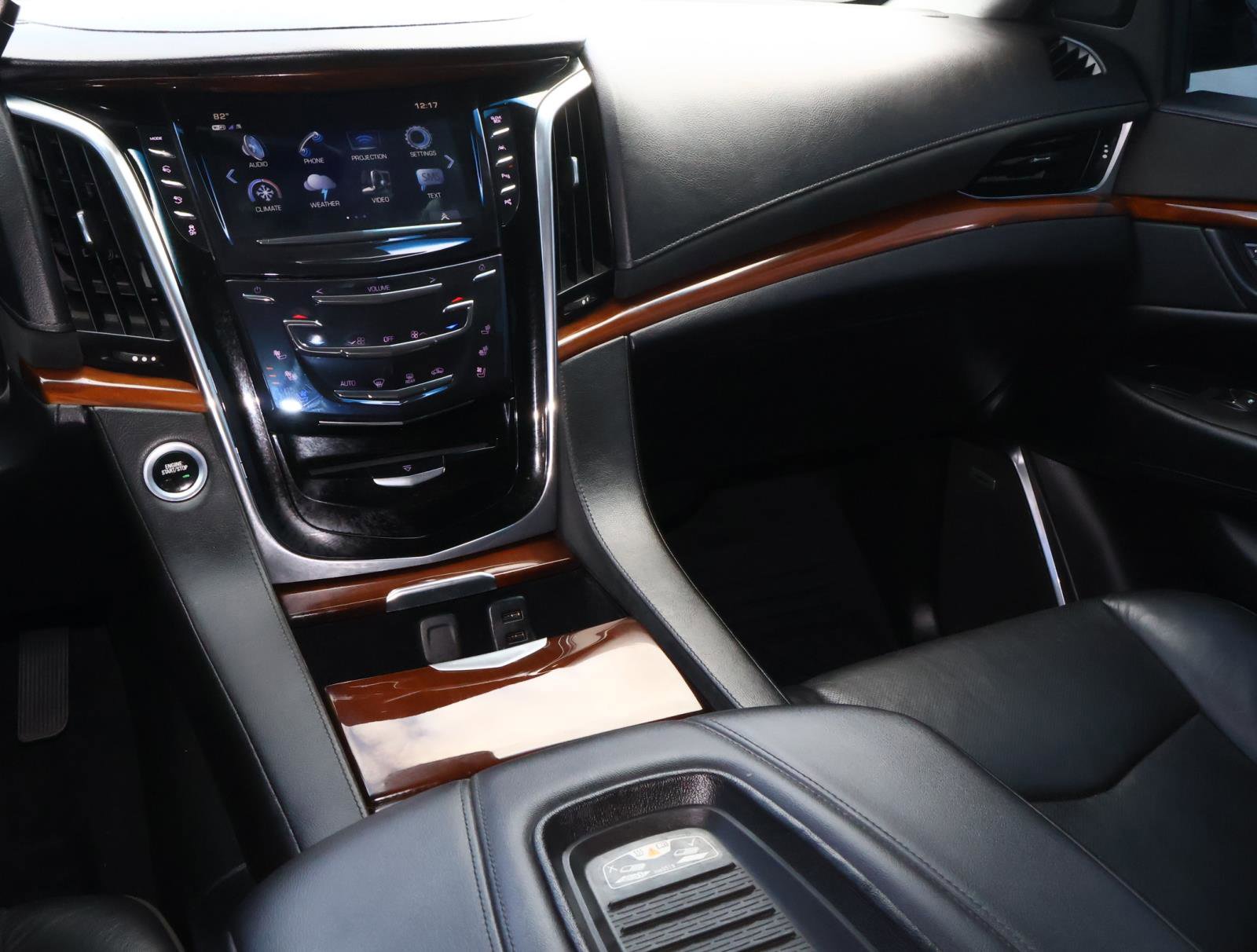 Used 2018 Cadillac Escalade Premium Luxury RWD image 17