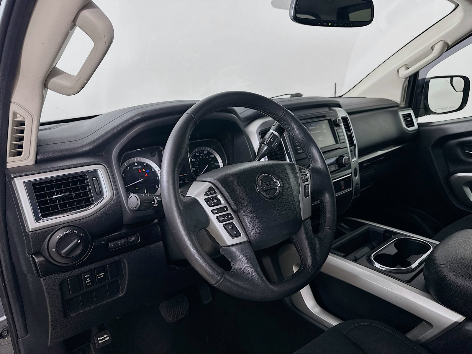 Used 2019 Nissan Titan SV w/ SV Convenience Package AWD/4WD image 30