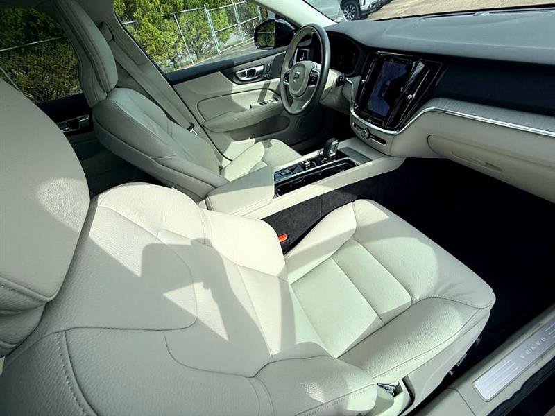 Used 2024 Volvo V60 B5 Cross Country Plus image 21