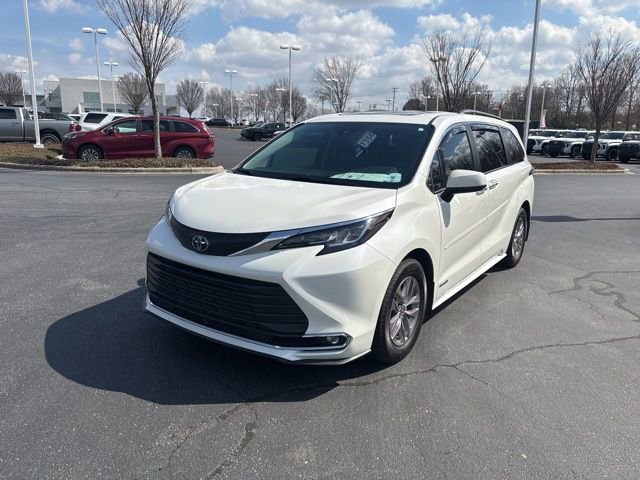 Used 2021 Toyota Sienna XLE image 2