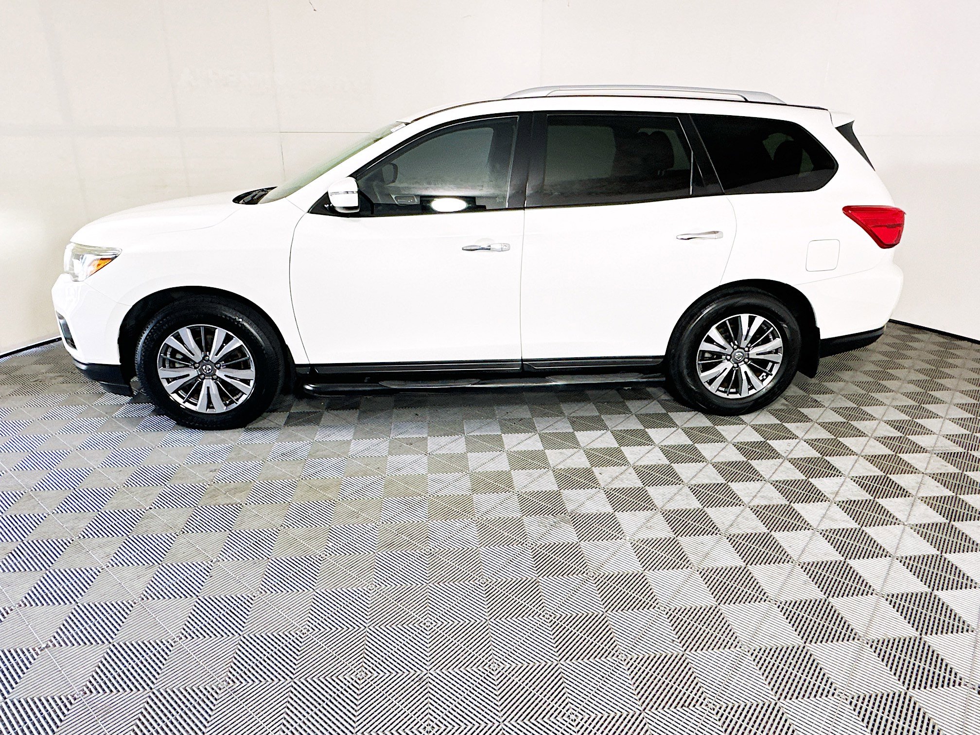 Used 2020 Nissan Pathfinder S FWD image 6