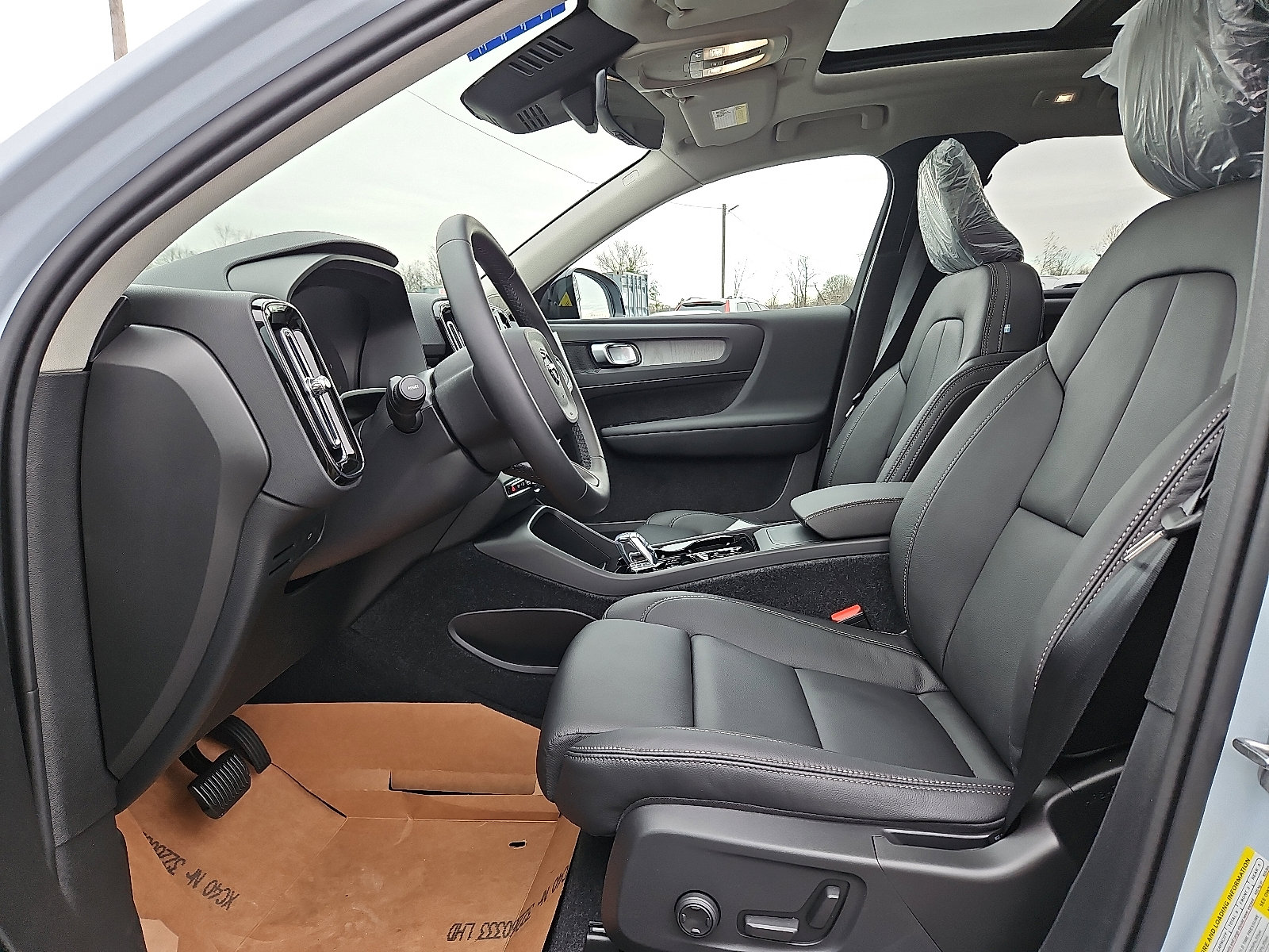 New 2026 Volvo XC40 B5 Plus w/ Protection Package Premier AWD/4WD image 10