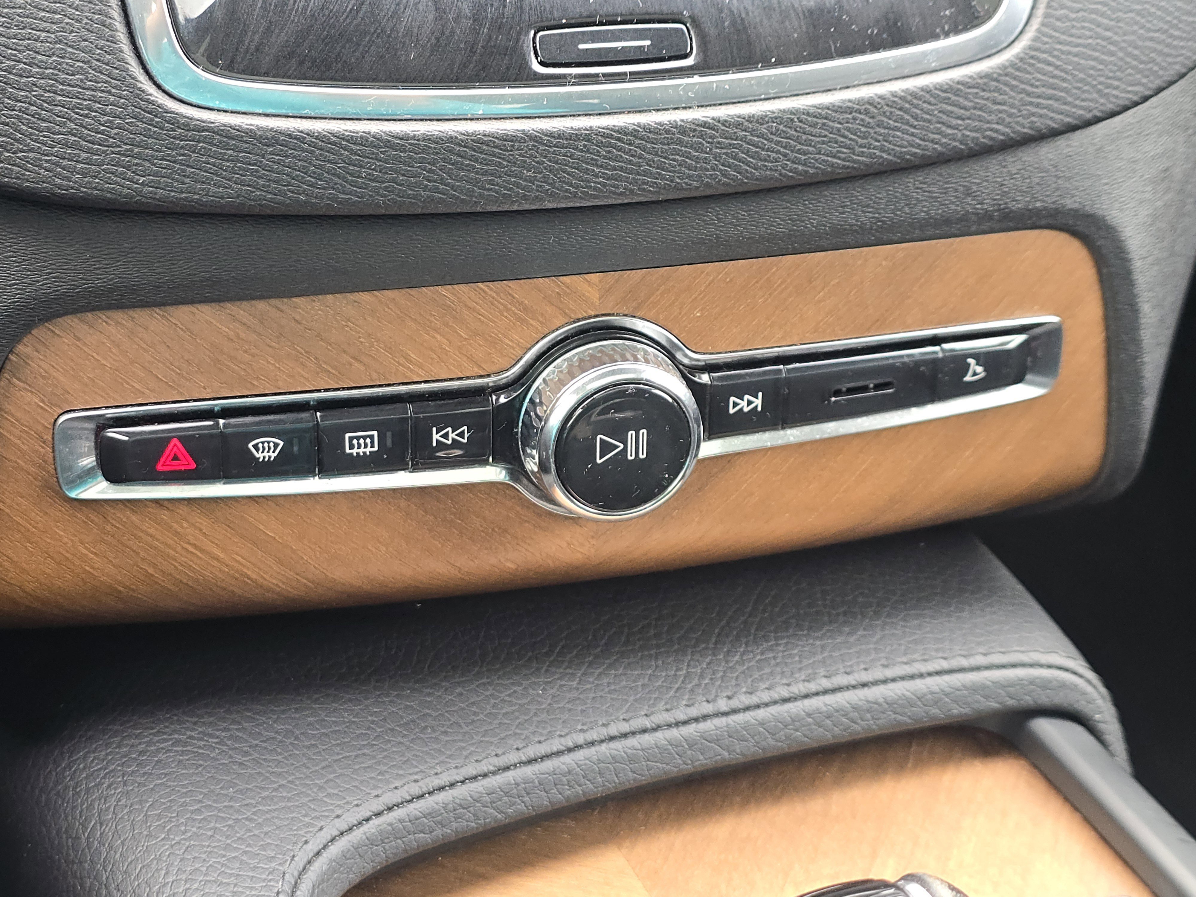 Used 2021 Volvo XC90 T6 Momentum image 22