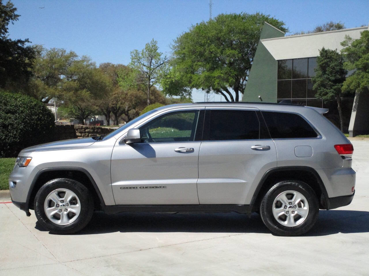 Used 2017 Jeep Grand Cherokee Laredo RWD image 3