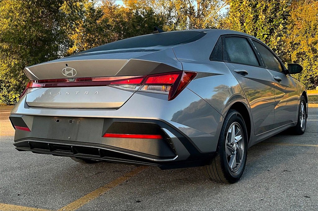 Used 2025 Hyundai Elantra SE image 6