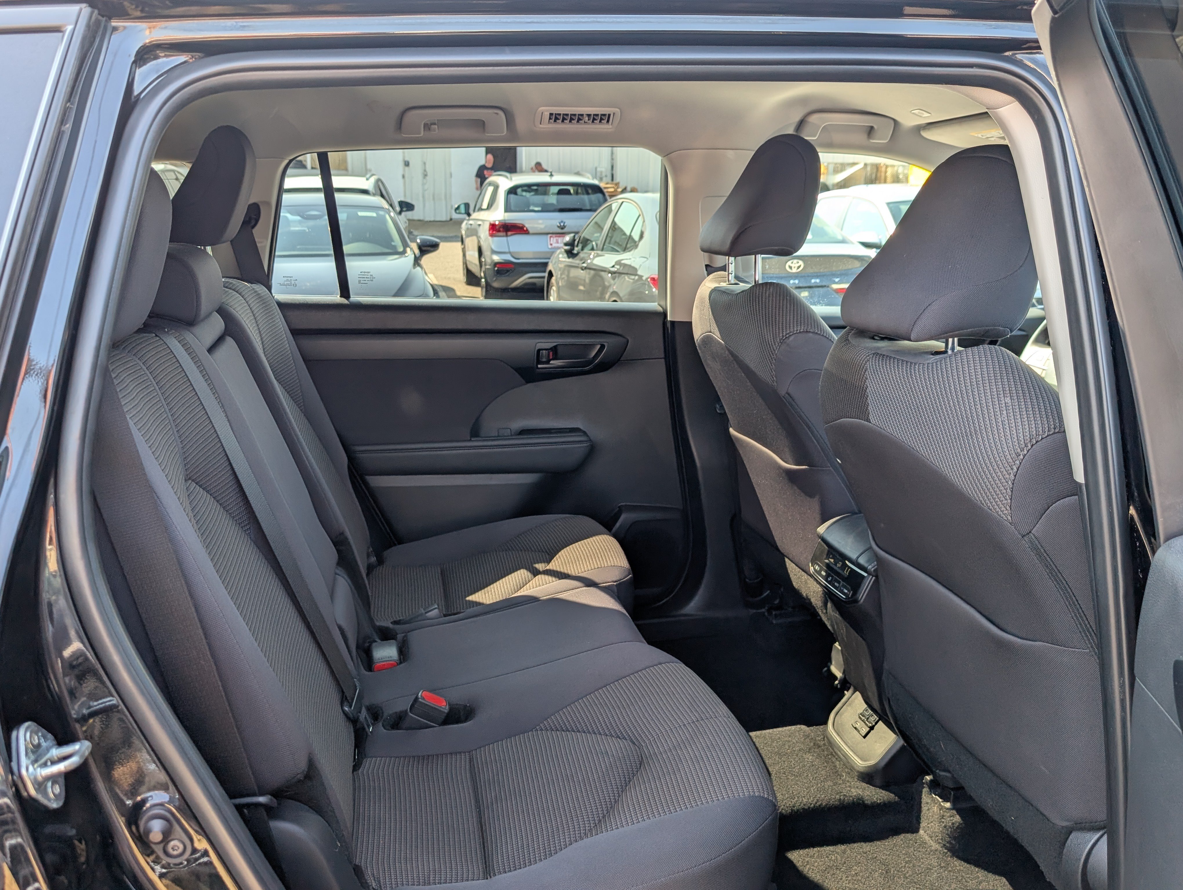 Used 2025 Toyota Highlander LE AWD/4WD image 12