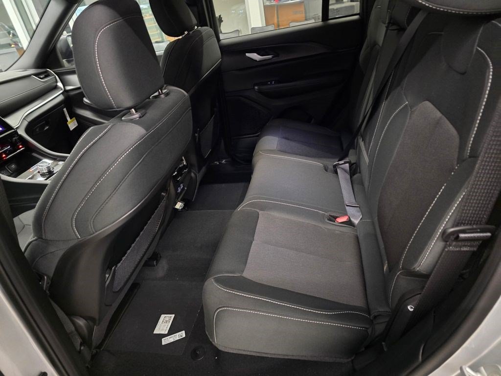 New 2025 Jeep Grand Cherokee Laredo w/ Luxury Tech Group I RWD image 28
