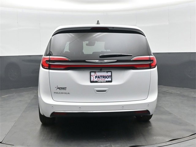 New 2026 Chrysler Pacifica Select image 5