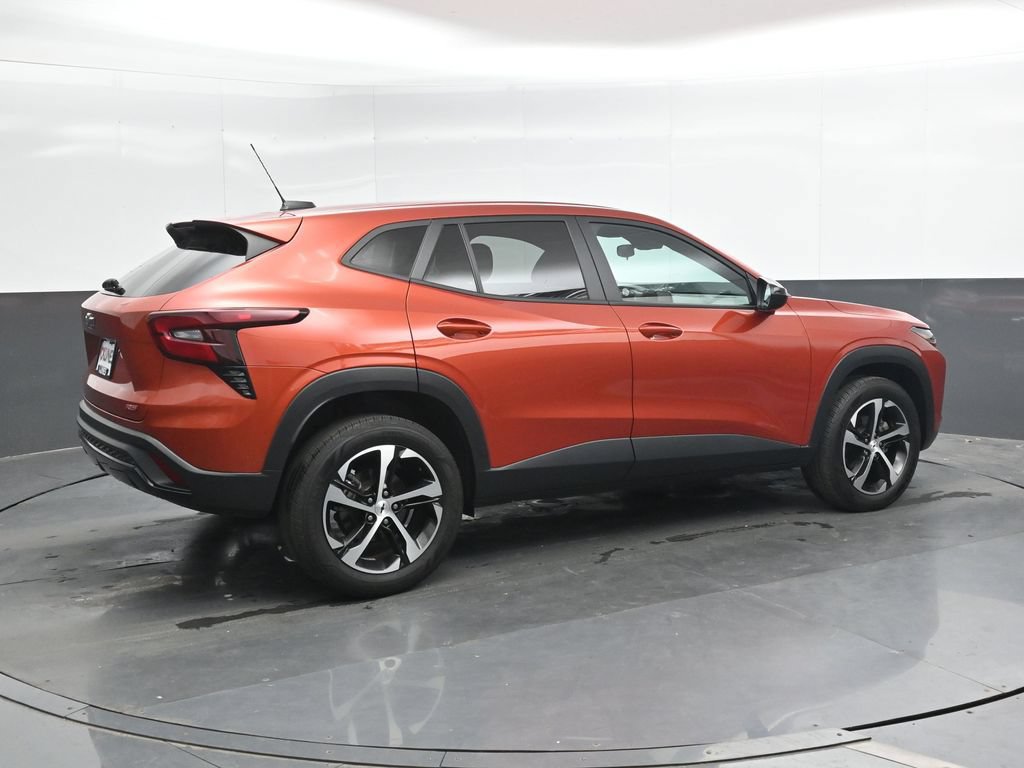 Used 2024 Chevrolet Trax RS FWD image 2