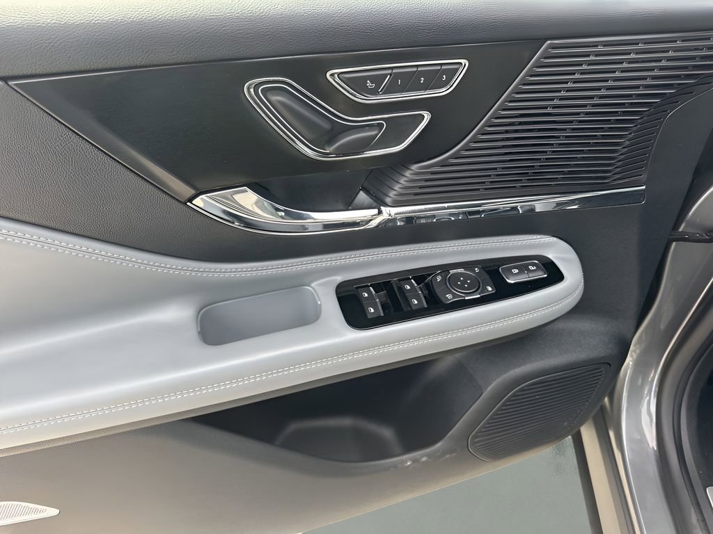 Used 2022 Lincoln Corsair AWD w/ Premium Package image 25