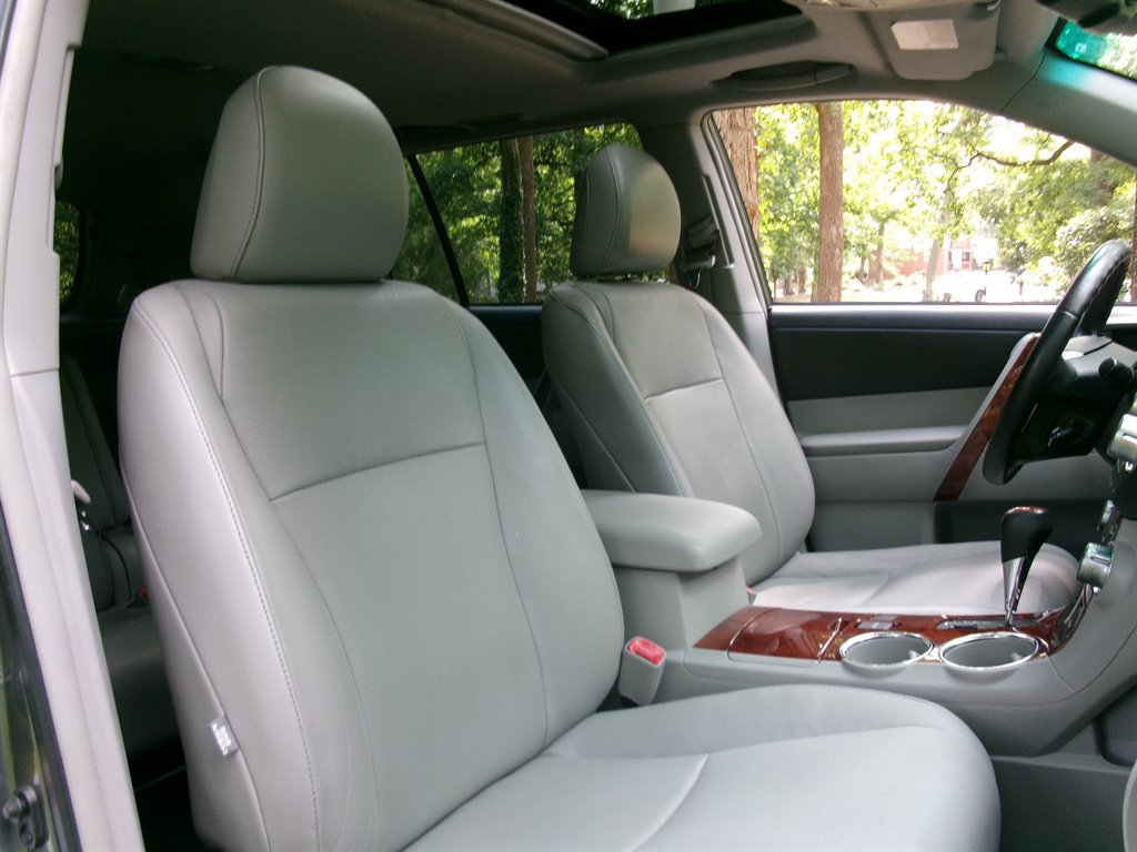Used 2012 Toyota Highlander Limited w/ Tow Pkg FWD image 18