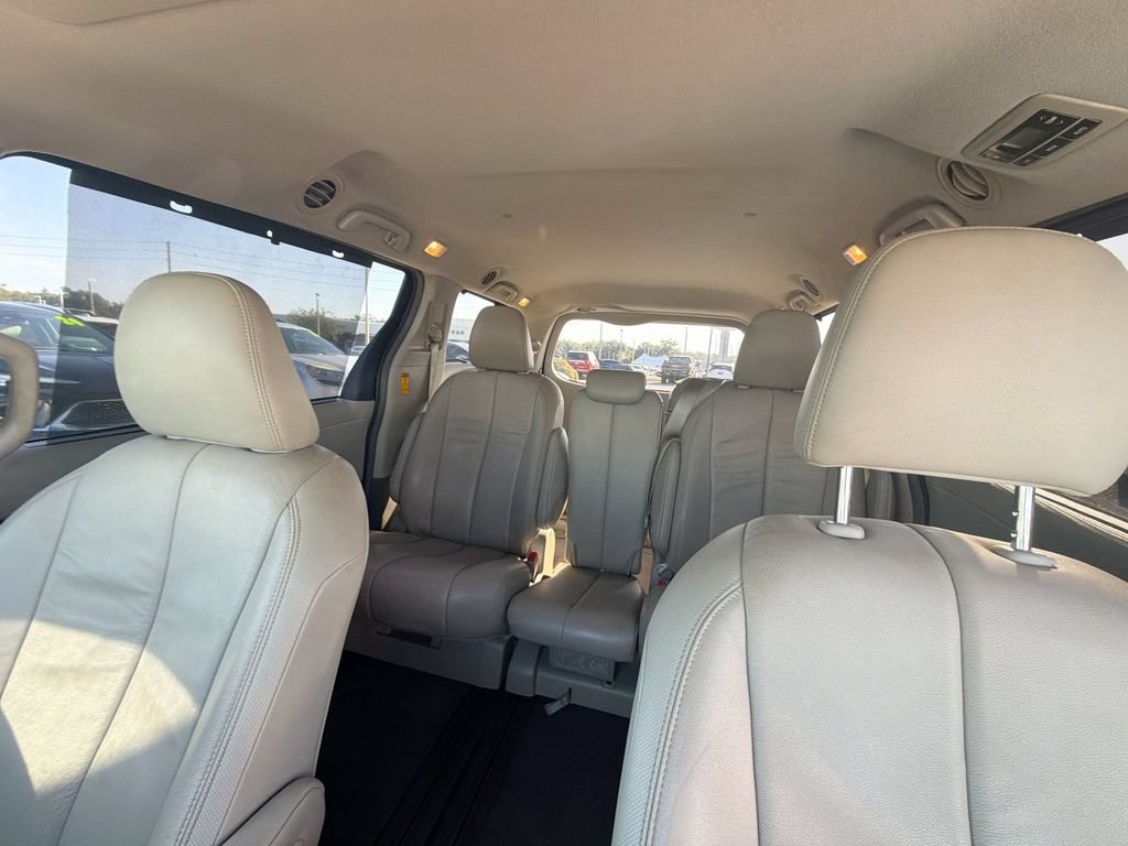 Used 2014 Toyota Sienna XLE FWD image 32