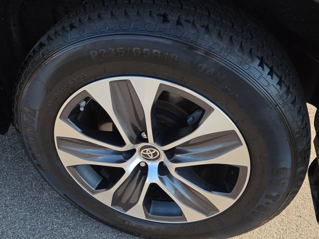 Used 2023 Toyota Highlander XLE AWD/4WD image 29