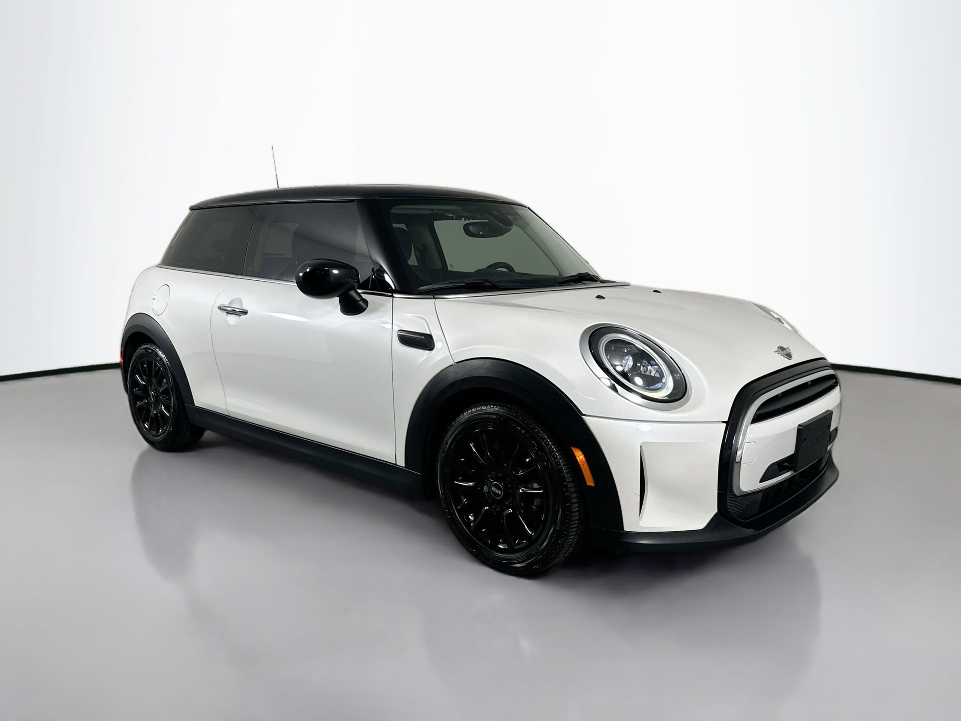 Used 2023 MINI Cooper 2-Door Hardtop image 3