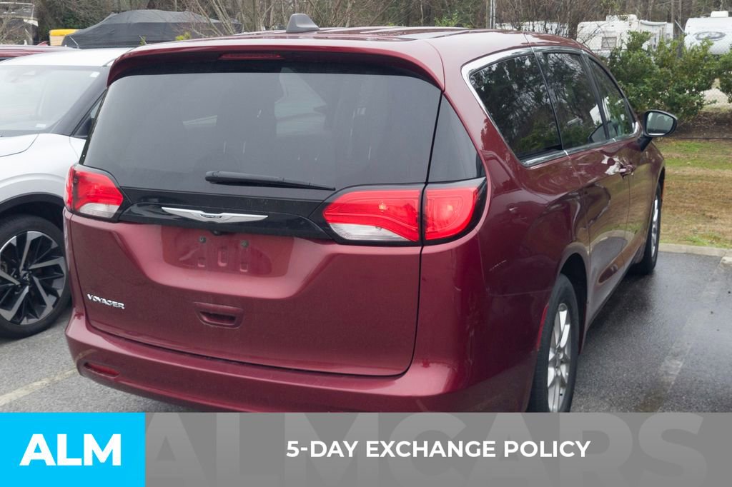 Used 2023 Chrysler Voyager LX image 3