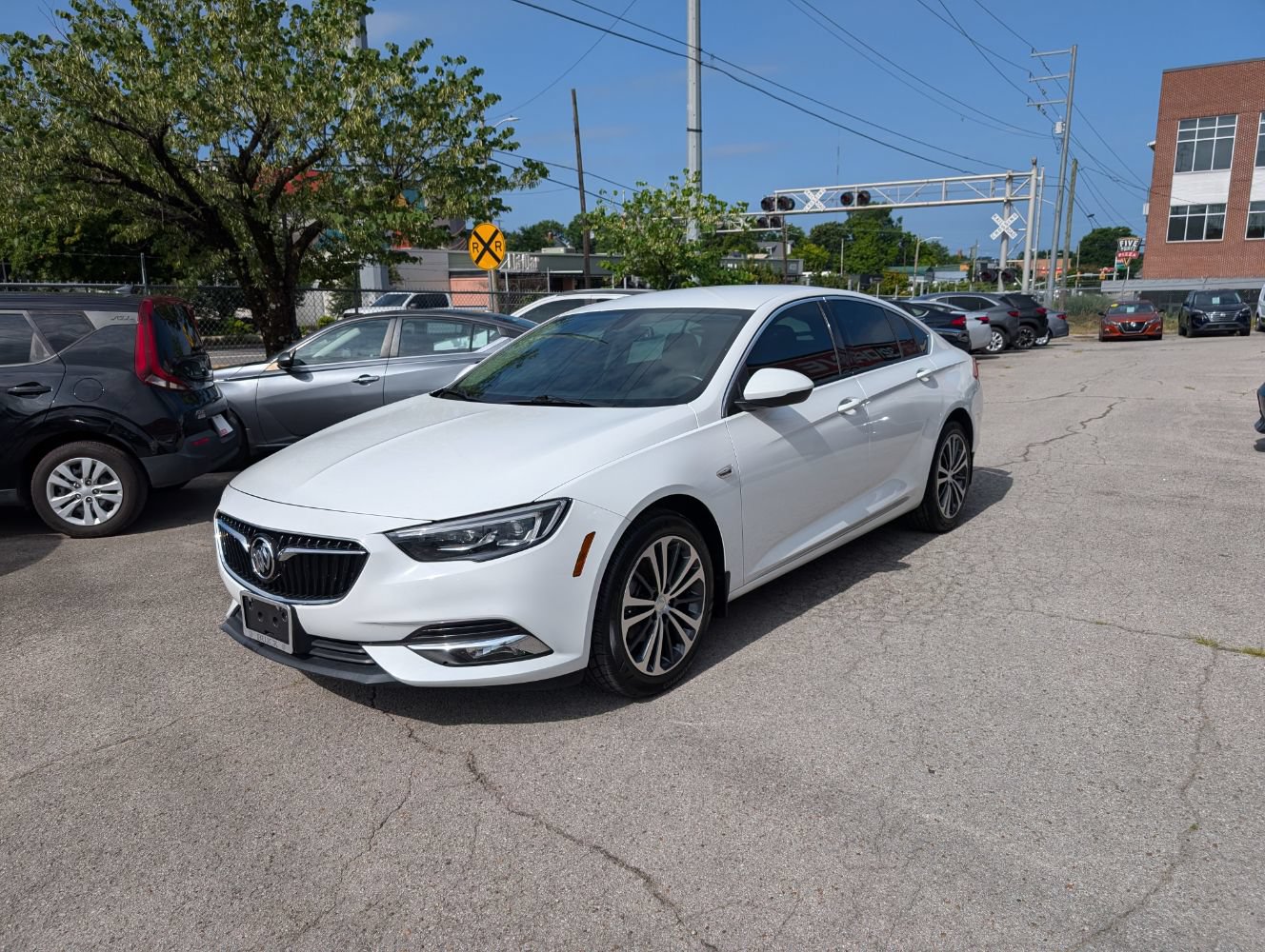 Used 2019 Buick Regal Essence w/ Driver Confidence Package I FWD image 3