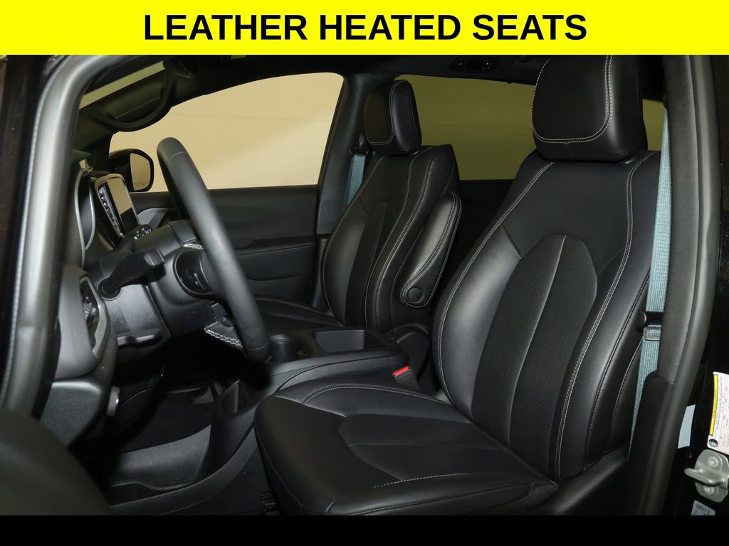 Used 2025 Chrysler Pacifica Select image 3