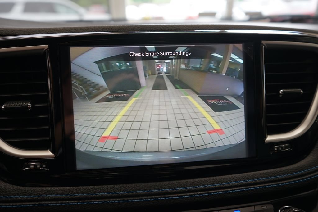 Used 2021 Chrysler Pacifica Touring-L w/ Uconnect Theater Family Group AWD/4WD image 9