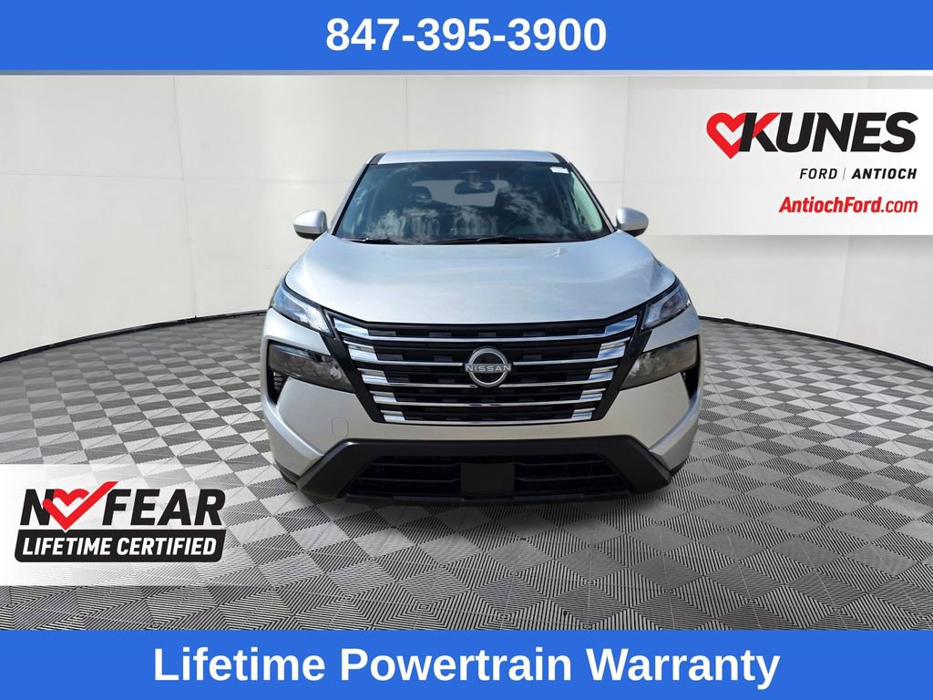 Used 2025 Nissan Rogue SV image 2