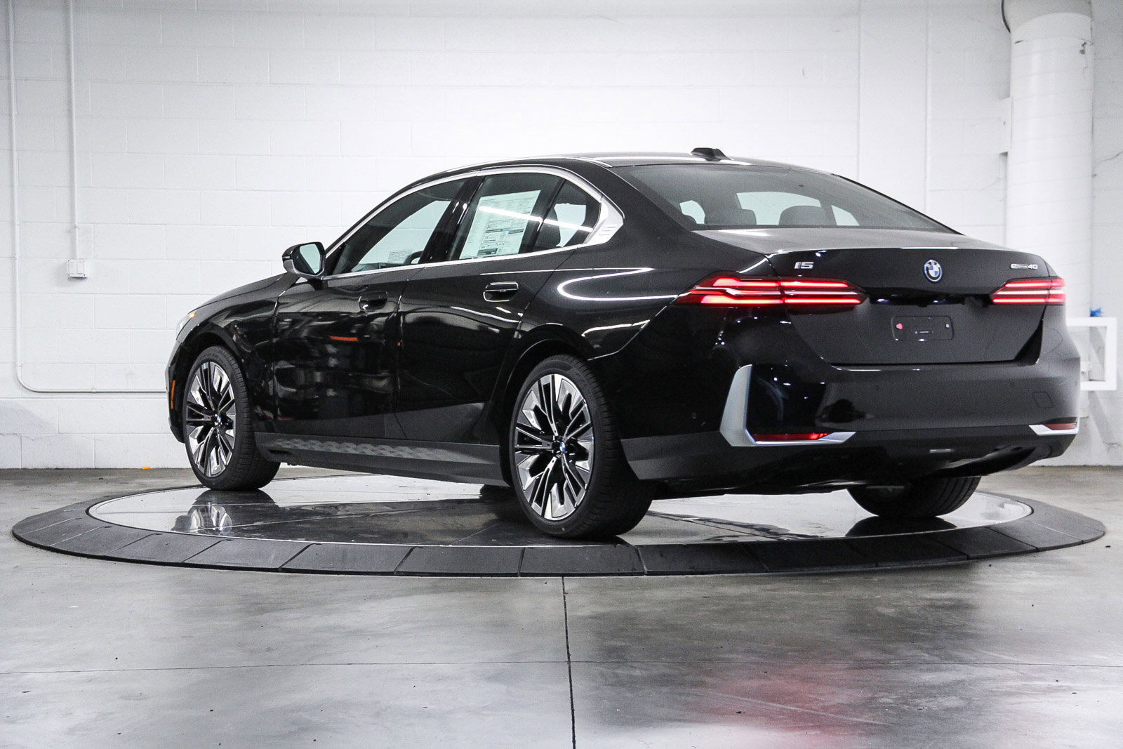 New 2026 BMW i5 eDrive40 w/ Convenience Package image 4