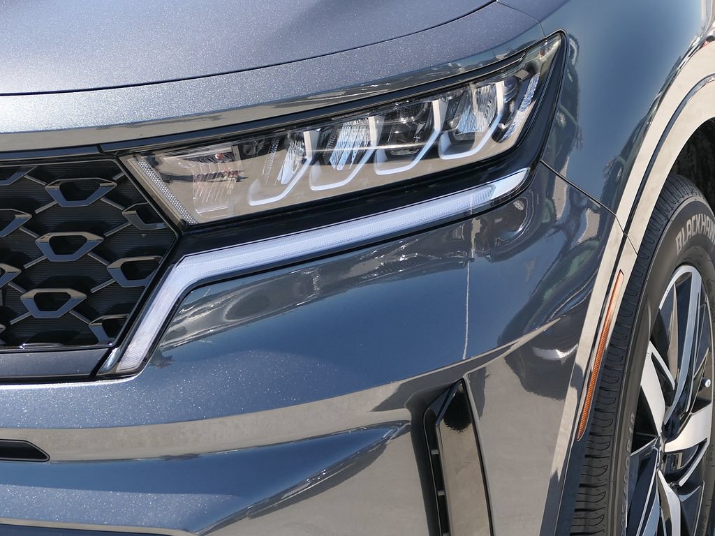 Used 2023 Kia Sorento EX w/ Panoramic Sunroof Package FWD image 9