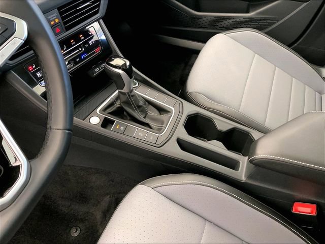 Used 2025 Volkswagen Jetta SE image 17