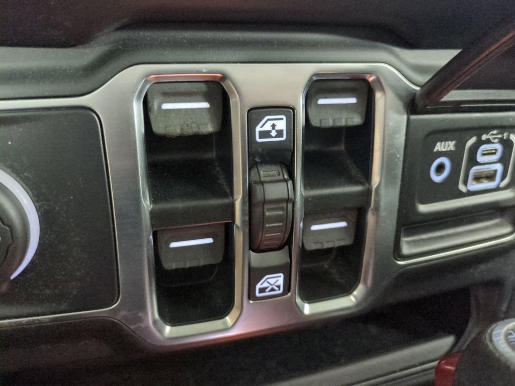 Used 2019 Jeep Wrangler Unlimited Sahara image 29