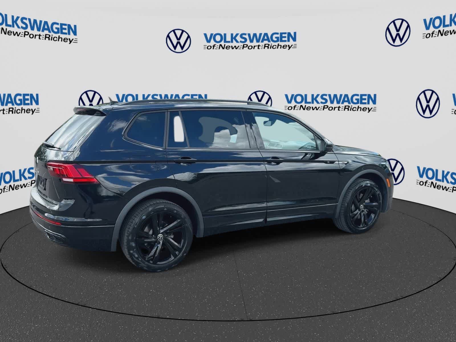 Used 2024 Volkswagen Tiguan SE R-Line FWD image 8
