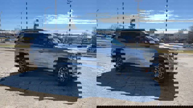 Used 2025 GMC Acadia Elevation image 2