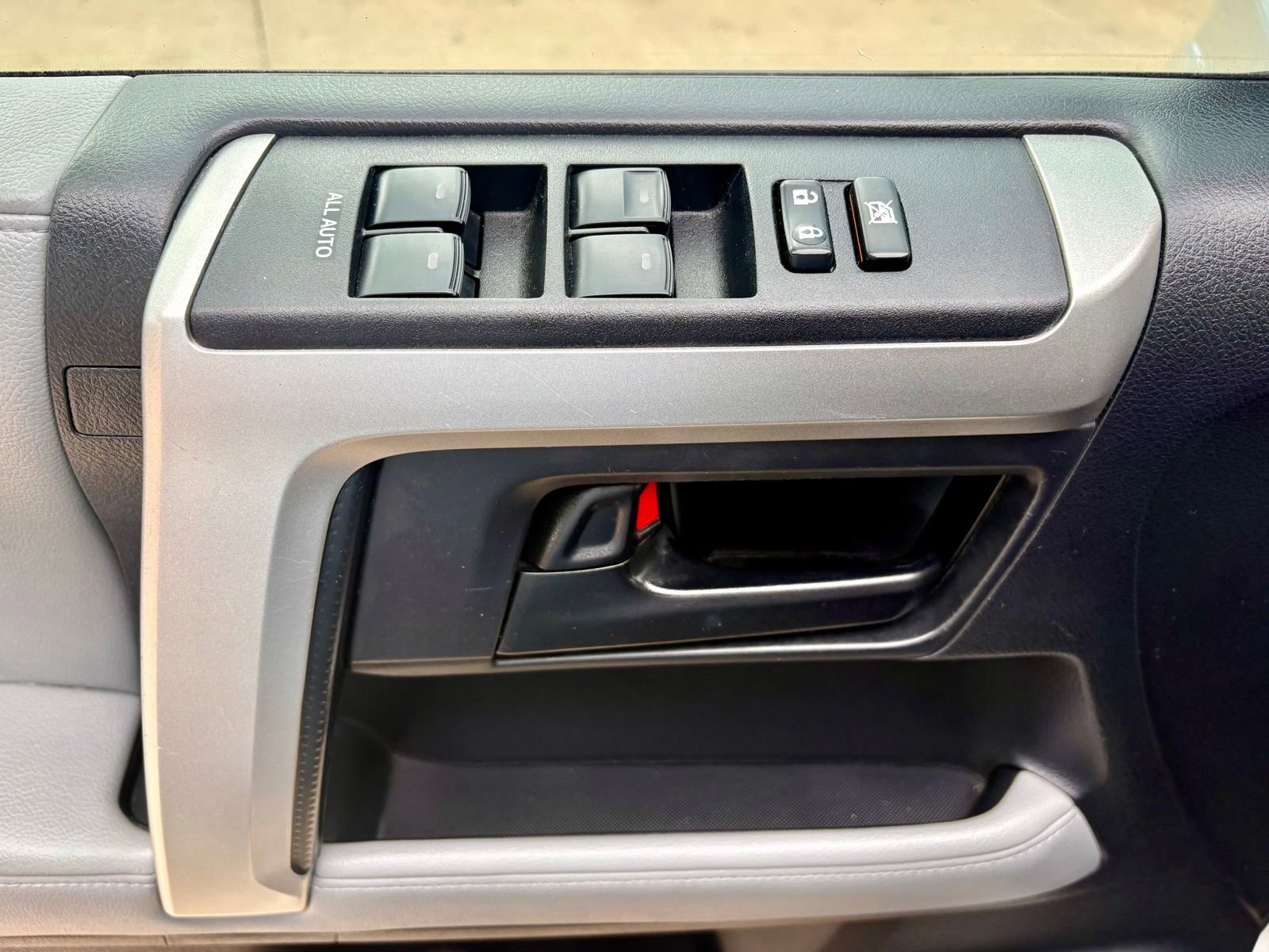 Used 2011 Toyota 4Runner SR5 w/ Premium Pkg w/Leather RWD image 17